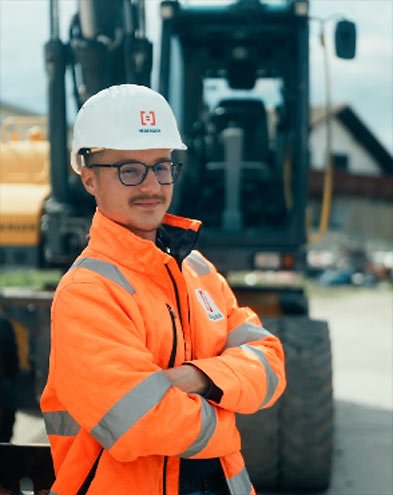 Mitarbeitende vor Bagger Mitarbeitende vor Bagger
