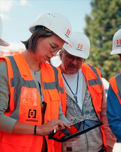 Mitarbeitende Besprechung Baustelle Mitarbeitende Besprechung Baustelle